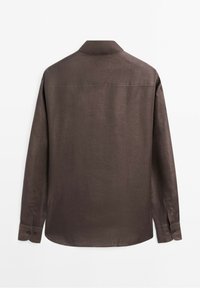 Braunes Hemd mit langen Ärmeln, einem Knopfumlegekragen, geradem Saum und geknöpften Manschetten. Hergestellt aus leichtem, strukturiertem Stoff.