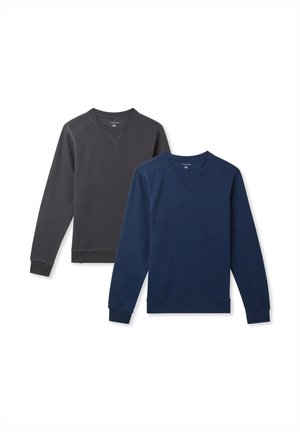 Due felpe a girocollo: una in grigio scuro e una in blu navy. Entrambe presentano polsini a costine, una vestibilità classica e una texture di tessuto morbida.
