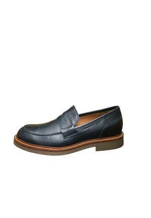 Mocassino in pelle blu navy con superficie testurizzata, cucitura a vista e suola color marrone chiaro. Presenta un dettaglio a strappo rialzato sulla tomaia.