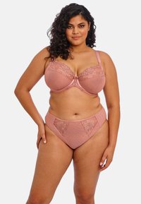 Ensemble de lingerie rose avec un soutien-gorge orné de dentelle et une culotte assortie, mettant en valeur des accents floraux et des détails en maille texturée.