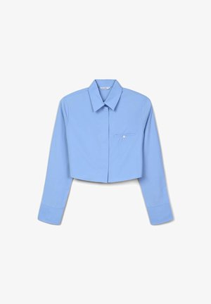 Blusa blu cropped realizzata in tessuto leggero, con maniche lunghe, colletto a punta e tasca sul petto con dettaglio a bottone.