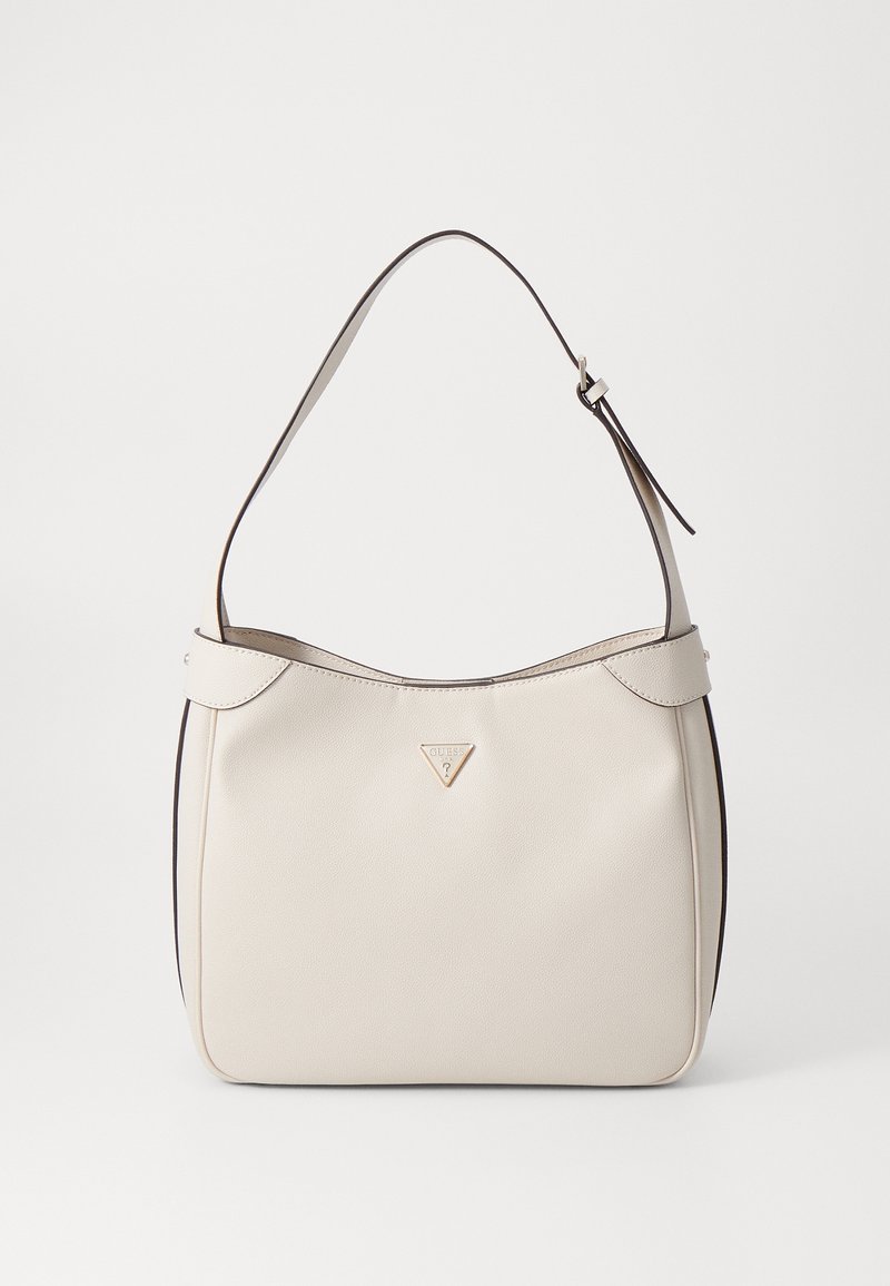 Sac à épaule en cuir couleur crème avec bandoulière réglable et petit logo métallique triangulaire au centre devant.