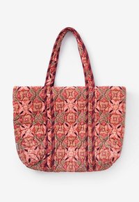 Gewatteerde draagtas met een geometrisch patroon van roze, rode en groene bloemen en twee lange handvatten op een witte achtergrond.