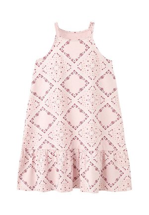 Robe rose sans manches avec fines bretelles, présentant un motif floral rouge en losange et un ourlet à volants en bas.