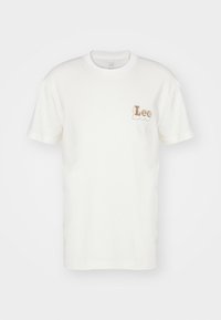 Biała bawełniana koszulka z krótkimi rękawami i okrągłym dekoltem. Posiada małe, jasnobrązowe logo "Lee" po lewej stronie klatki piersiowej.