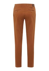 Chino in cotone marrone con una texture liscia, dotato di due tasche posteriori e un piccolo logo sulla vita. Design slim fit.