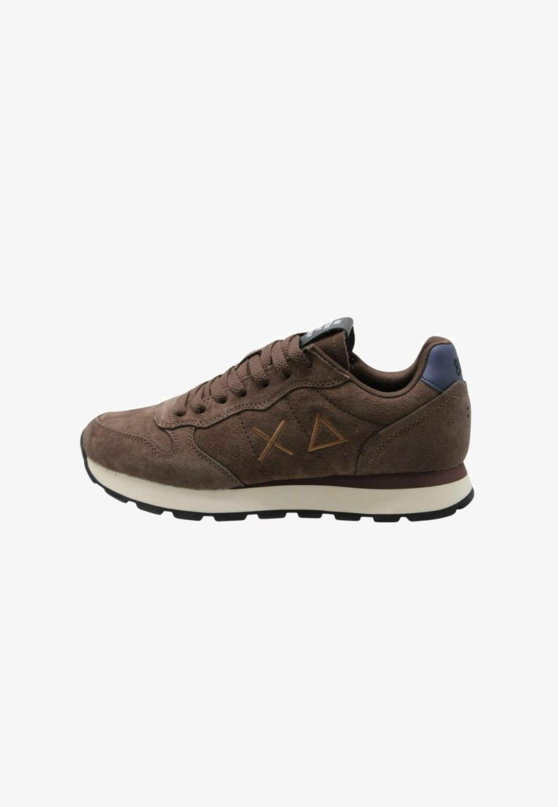 Baskets en daim marron à lacets à l'avant, semelle beige et logo géométrique marron sur le côté, vues de l'extérieur.