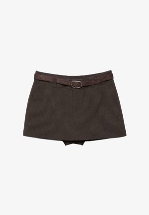 Hnědá mini sukně s proužky a připevněným tmavě hnědým páskem se stříbrnou oválnou sponou, položená na bílém pozadí.