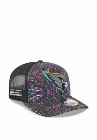 Schwarze Kappe mit einem bunten Spritzmuster, geprägtem Logo an der Vorderseite und einem Netzrücken. Zeigt ein Etikett mit "Crucial Catch".
