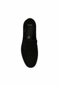 Botte noire en daim à enfiler avec un bout rond, un minimum de coutures, et une texture lisse ; dotée d'une étiquette dorée embossée à l'intérieur.