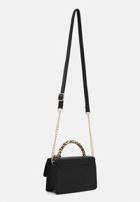 Černá kabelka z faux kůže se strukturovaným tvarem, horním držadlem s leopardím vzorem a zlatým řetízkem. Má klopové zapínání a hladký povrch.