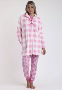 Bata de felpa en patrón de cuadros rosa y blanco, con cuello alto, cierre de cremallera y bolsillos frontales. Combina con pantalones de patrón rosa a juego.