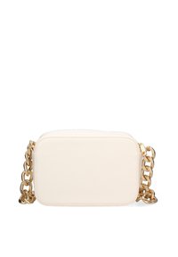 Borsa a tracolla in pelle color crema con chiusura a zip e grande tracolla in metallo dorato. Forma rettangolare con texture liscia.