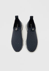 Chaussures navy à enfiler avec une tige en maille texturée ornée de pois blancs et d'un détail logo. Le design comprend une languette pour faciliter l'enfilage.