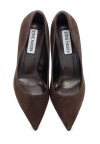 Decollete a punta in suede marrone con interni in pelle liscia. Presenta una silhouette elegante e un design minimalista. Etichetta del marchio visibile.
