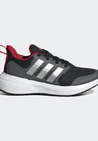 Zapatillas deportivas negras con acentos rojos, rayas plateadas, parte superior de malla, suela blanca con amortiguación, agarre texturizado y marca en el talón.
