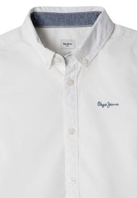 Camicia bianca con bottoni in cotone, dotata di colletto in denim blu, logo ricamato sul petto e bottoni in plastica.