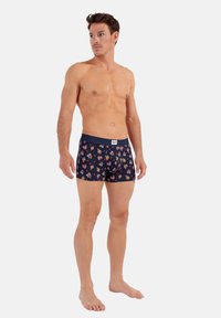Boxer in blu navy realizzati in tessuto morbido, con un motivo floreale. Presentano un elastico solido in vita e un design aderente.