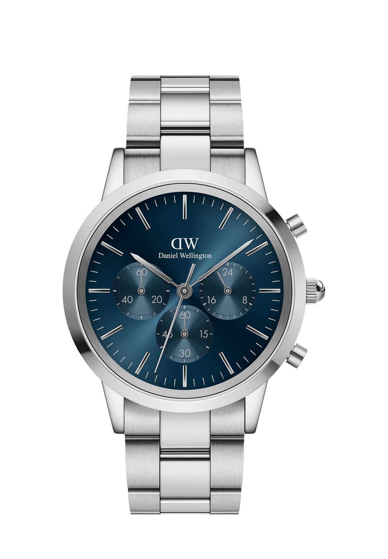 Orologio in acciaio inossidabile con quadrante blu, tre sottocronometri, indicatori delle ore argentati e maglie sul bracciale. Presenta una cassa rotonda e una corona.