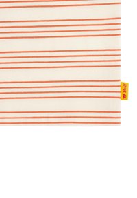 Gestreepte stof in roomkleur met horizontale oranje strepen, met aan de zijkant een klein geel etiket met een berenlogo. Zachte textuur.