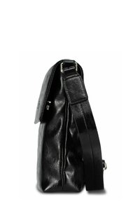 Sac bandoulière en cuir noir avec une surface texturée, une fermeture à rabat et une large sangle ajustable. Présente une forme élégante et rectangulaire.