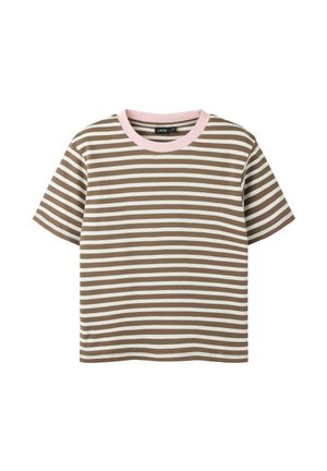 T-shirt à manches courtes rayé horizontal marron et blanc avec un col rond côtelé rose clair, posé à plat sur fond blanc.