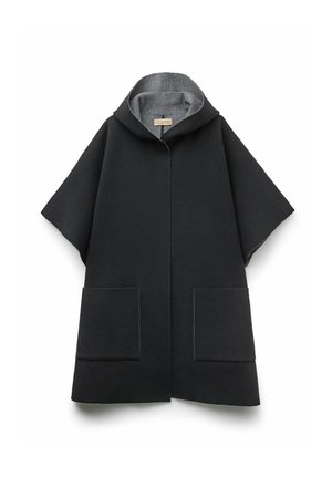 Sort uldponcho med hætte i grå kant, to forreste påsyede lommer og en løs, kasseformet silhuet. Har minimalt syning og ingen lukninger.