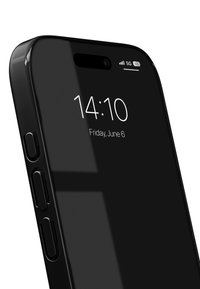 Smarttelefon i blank svart med rektangulær form, utstyrt med frontkamera og sideknapper. Skjermen viser tid og dato tydelig.