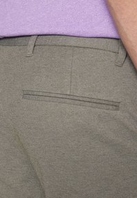 Lindbergh SUPERFLEX CROPPED  - Chinos - lt olive mix