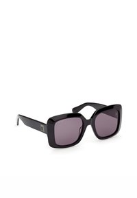 Store sorte firkantede solbriller med mørke tonede linser og tykke stænger med en lille logo på siden.