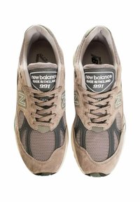 Sneakers New Balance 991 in suede e rete grigio-marrone, con punta rotonda, accenti a contrasto e sistema di allacciatura. Fatti in Inghilterra.