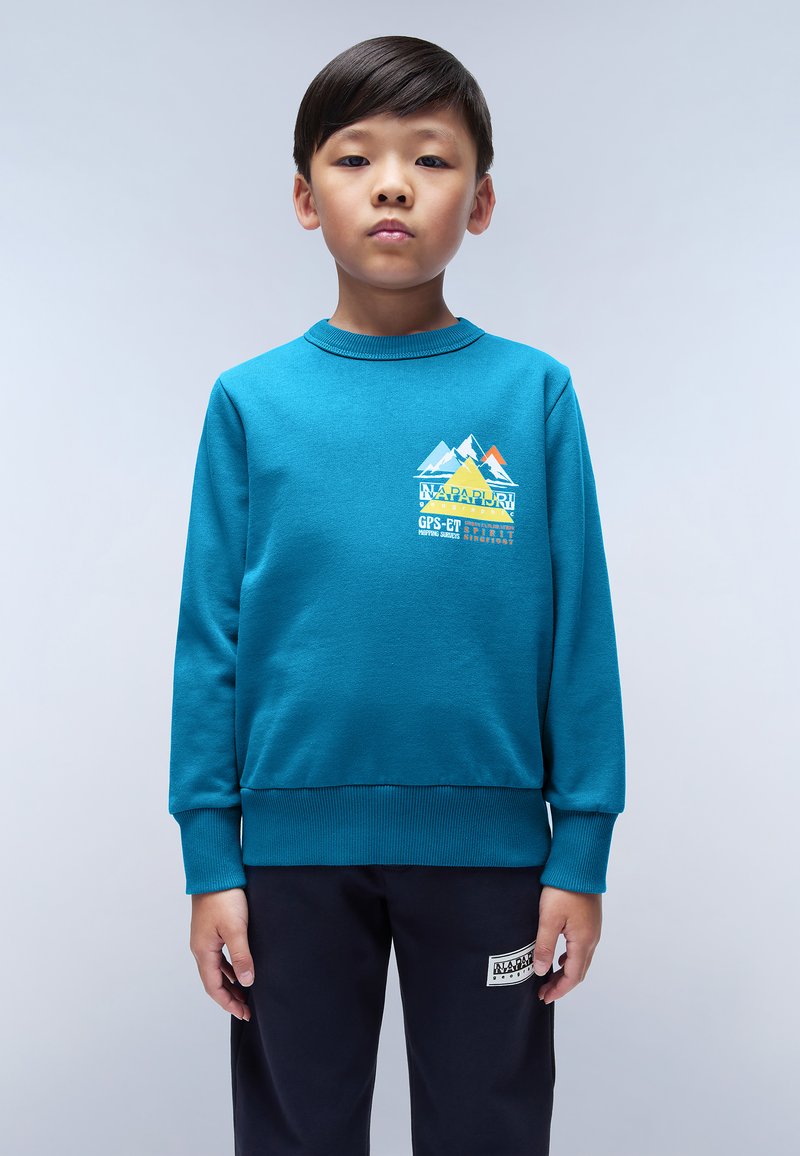 Sweatshirt turchese con polsini e orlo a coste, caratterizzato da una grafica di montagne e testo bianco, giallo e arancione sulla parte anteriore.