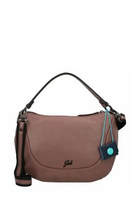 Borsa a tracolla in pelle marrone con una tracolla nera, caratterizzata da una superficie testurizzata, una forma curvata e un accentuato tag blu e verde.