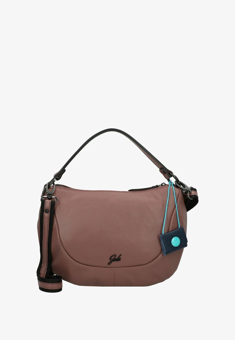 Sac en cuir marron avec une bandoulière noire, présentant une surface texturée, une forme incurvée et une étiquette bleu et vert en accent.