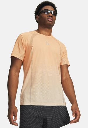 Leicht oranges Sportshirt mit Netzpaneelen und kurzen Ärmeln. Verfügt über ein Logo auf der Brust und eine atmungsaktive Textur für Komfort bei Aktivitäten.