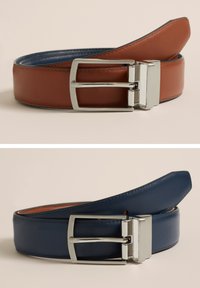 Obojestranski usnjen pas z rjavim in modrim stranem, opremljen s srebrno kovinsko sponko, gladko teksturo in kontrastnim šivanjem.