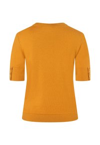 Senfgelbes kurzärmliges Strickoberteil mit rundem Ausschnitt und drei Knöpfen an jeder Ärmelbündchen, von hinten gezeigt.