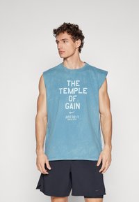 Nike Performance TEE GYM CULTURE - T-shirt estampada - smokey blue