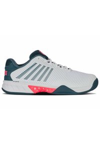 Valkoiset urheilukengät, joissa on teal-vivahteita, ja jotka sisältävät tekstuuripintaisen varren, erottuvat ilmanvaihtorivit sekä vaaleanpunainen kumi-insertio pohjassa.