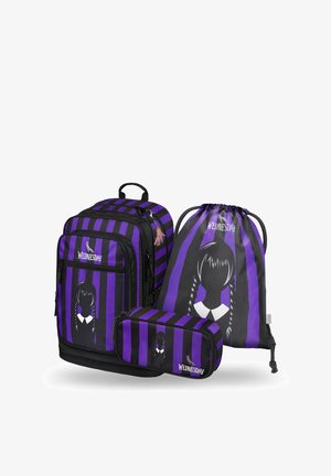 Set di zaino e accessori con motivo a strisce nere e viola, immagini di un personaggio e testo "Mercoledì" su vari articoli.