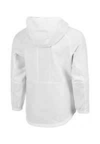 Chaqueta blanca estilo cortavientos con capucha, mangas largas, puños elásticos y un diseño en el panel trasero; textura suave y material ligero.