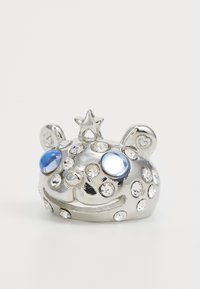 Anillo de metal plateado con forma de cara de oso, decorado con gemas claras y azules, con una pequeña estrella en la parte superior y orejas redondeadas.