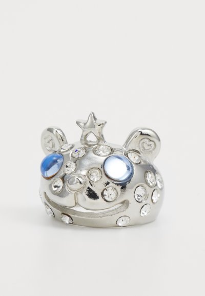 Bague en métal argenté en forme de visage d'ours, ornée de pierres précieuses transparentes et bleues, avec une petite étoile sur le dessus et des oreilles arrondies.