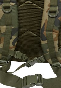 Kamerālu mugursoma ar zaļu sieta polsterējumu, regulējamām siksnām un plastmasas sprādzēm. Teksturēta auduma un izturīgu šuvju detaļas.