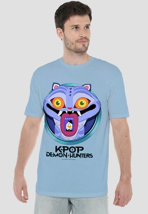 K-POP DEMON HUNTERS - CARTOON DERPY SAVE THE DATE - Print T-shirt - mottled light blue