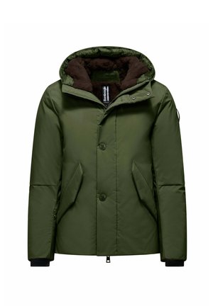 Olivengroene geïsoleerde jas met een capuchon gevoerd met faux bont, knoopsluiting, zijzakken en geribbelde manchetten voor warmte en comfort.