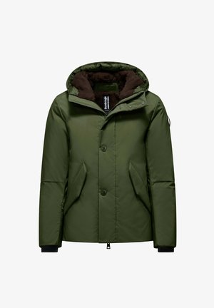 Giacca isolante verde oliva con cappuccio foderato in pelliccia sintetica, chiusura con bottoni, tasche laterali e polsini a costine per calore e comfort.