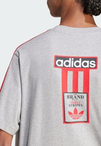 adidas Originals T-shirt med print - medium grey heather better scarlet