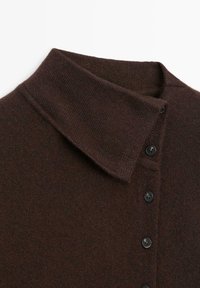 Maglione marrone a maglia con collo, dotato di bottoni neri sul davanti e una texture morbida.