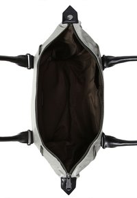 Borsa in tela grigia con accenti in pelle nera. Presenta doppi manici, una parte superiore aperta e un interno in tessuto marrone senza compartimenti visibili.